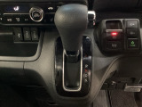 CVT車のセレクトレバーです。低速から高速まで、変速ショックのないスムーズな走りを実現するとともに、エンジン効率のよい領域を維持することで燃費にも貢献します。