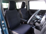 【清潔感のある運転席&助手席】隅々までクリーニングの行き届いた運転席&助手席。目立ったシミや汚れ等もございません。快適なドライブをどうぞ。