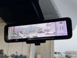 インテリジェントルームミラー搭載で、車の後方に設置されたカメラ映像を映し出してシートバックやヘッドレスト、同乗者に視界が遮られることがなく視認性が非常に良いです