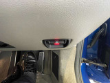 サイドブレーキスイッチも運転席からアクセスしやすい場所です。