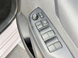 【パワーウインドウ】運転席に居ながら窓を開け閉めのコントロールできますよ。ロック機能で、子供がイタズラして窓を開けるという事も無くなりますよ。