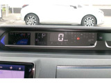 4.2インチの高精細な液晶に、ウォーニングやメンテナンスといったクルマからのさまざまな運転情報を表示。センターメーターのため走行中の視線移動が少なく快適です。