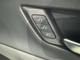 シートメモリー機能装備付きです。シートの位置をそれぞれ記憶しておく事ができるので、ご家族や、複数の方で車を乗られるオーナー様には、便利な機能です。