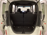 開口部も広く荷物の積み下ろしもしやすいお車となっております。シートの背もたれは5:5の割合で背もたれを可倒でき、前後のシートスライドもできるので荷室をひろげることができます。