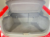 目隠しとなるトノカバーを備えた安心の荷室空間。外から荷物が見えないためプライバシーや防犯面でも安心です。6:4分割可倒式シートを採用し、荷物の大きさや乗員に合わせて柔軟にアレンジできます。