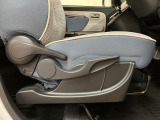 運転席にはシートリフターも付いていますよ♪