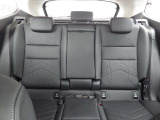 後席には頭を支えてくれる枕もございます。長時間の運転にも最適です。