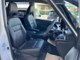 ◆すっきりした運転席周りで運転席から助手席間の移動が容易になりました。縦横ラクラクのウォークスルーで後席への移動もスムーズです!1列目にも2列目にもセットできるスマートマルチセンターシート装備!