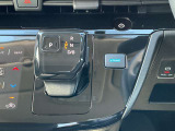 シフトレバーは、まるでスマートフォンを思わせるようなスタイリッシュなデザインが目を引き、車内の雰囲気をぐっとモダンに演出します。シンプルで分かりやすい配置なので、安心して操作できますよ。