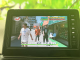 テレビ番組を画面で視聴できるため、停車中の休憩時間にも映像を楽しめます。画面に番組内容が表示され、待ち時間を過ごす際の選択肢として活用しやすい装備です。