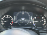中央の表示と左右のメーターで、運転に必要な情報を見渡しやすくまとめています。速度やシフト位置などを確認しやすく、走行中も視線の移動を抑えながら状況を把握できます。
