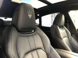 肌触りの良いフルナチュラルレザー。黒にグレーのステッチがアクセントとなります