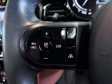 MINIの運転席操作部は、中央に構えるディスプレイが最大の特徴です。航空機を思わせるトグルスイッチなど、直感的で遊び心のあるメカニカルな操作感が、ゴーカートのような走りの高揚感を高めます。