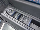 かつてはセンターパネルの航空機風トグルスイッチで操作する独特な配置が伝統でした。現行モデルでは利便性を考慮してドア側に配置されていますが、直感的でカチッとした心地よい操作感は健在です。