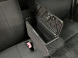 ベンチシート形状で足元も含め広々ゆったり座っていただけます。運転席側に装備してますセンターコンソールボックスを利用頂くとセパレートしてリラックス、ベンチにして開放的に2タイプお好みに合わせ使えます。