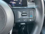プロパイロットは前を走行するクルマを検知しアクセル、ブレーキをコントロールして車間距離を保つ手助けをしてドライバーの運転負担を軽減します。