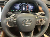 オーディオや運転支援機能などを手元で操作できるステアリングスイッチ。操作時の視線移動が少なく、安全にも貢献します。