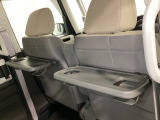 運転席・助手席の背もたれには、2列目シート用にカップホルダー付きの「格納式のシートバックテーブル」を装備しています。休憩時のちょっとした時間などカップを置いたり、小物置きに使えて便利です。