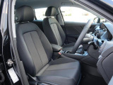 Audi車はどの車種も全てレザーハンドルです。そこにはAudiのこだわりがあり質感の高いレザーでしっかりと手に馴染み、高級感を演出します。