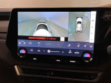 車両を上から見たような映像をディスプレイに表示。狭い道での車両周辺の安全確認を確認できます。
