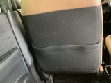 【シートバックポケット】すぐ手に取りたいアイテムをスマートにしまっておけます。限られた空間を有効に活用でき、長距離のドライブでも車内を清潔感のある落ち着いた状態に保ってくれる実用的な機能です。