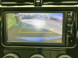 後方の様子を画面で確認しながら駐車でき、ガイド線も備わるため、車庫入れやバック時の位置合わせをサポートします。周囲の状況を確かめたい日常の駐車場面で頼りになる装備です。