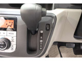 ★パネルシフトレバーは運転席より手が届きやすくて操作のしやすいシフトレバー。室内スペース確保にも配慮されてますよね!