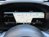 運転に必要な情報をグラフィカルに表示し、少ない視線移動で瞬時に認識できる先進的な液晶メーター。こちらはナビゲーション情報と連携する「地図画面」になります。