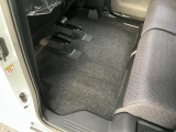 しっかりと汚れ、砂ぼこりを落とし足元まで清潔な車内空間を作り上げております♪