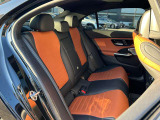 メルセデス・ベンツの定める厳しい基準をクリアしたお車のみをご案内させて頂きます。納車前整備はメーカー規定に基づき当店3Fの指定工場で入念に行なわれます。熟練のメカニックがお客様のお車を整備致します。