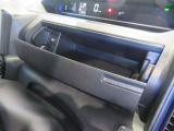 手の届きやすいところに、さっと置けるインパネアッパーボックス(運転席)