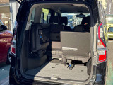 シートを左右に分割して跳ね上げることが出来て荷物に合わせたシートアレンジが可能です!!