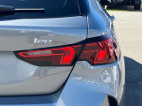 BMWのテールランプはプレスラインへと続く形状のため、統一感のある綺麗なラインを演出しております。