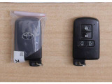 鍵はスマートキータイプです♪ キーをポケットやバックに入れたままで、ドアロックの施錠・解除が出来て、プッシュスタートでエンジン始動も出来ます♪