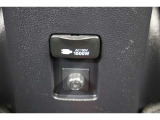家庭用と同じコンセント【100V・1500W電源】を車内に設置。PCなどの電気製品に対応し、走行中にも使用することができます。アウトドアでも活躍しますし、停電などの非常時には電源としても使えます。