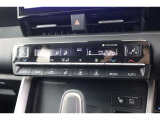 ☆オートエアコンです♪一度お好みの温度に設定すれば、車内の温度を検知し風量や温度を自動で調整してくれる優れもの!暑い&hellip;寒い&hellip;と何度もスイッチ操作をする必要はありませんね♪