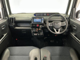 【インパネ】運転のしやすさを最優先に設計された見晴らしの良いフロントビュー。車両間隔が掴みやすく狭い道でも安心♪「安全」と「品質」を最優先に、安心してお乗りいただけるクルマを提供いたします。