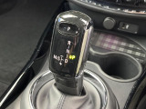●MTモード付きAT:通常は自動でおこなわれる変速(ギアチェンジ)をドライバーの操作によって意図的に変えられるシステムです。より一層普段のドライブをお楽しみいただけます!