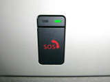 SOSコールは急病時やあおり運転被害などの危険を感じた時スイッチを押すと専門のオペレータに繋がって警察や消防への連携をサポートしてくれます。万が一の事故発生時にはエアバッグ展開と連動して自動通報します。