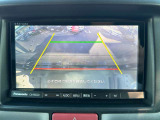 駐車時に後方が映像で確認できます。大型商業施設や立体駐車場での駐車時や、夜間のバック時に大活躍!運転スキルに関わらず、今や必須となった装備のひとつです