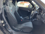 身体を包み込む形状のシートと落ち着いた色合いで、運転席まわりは集中しやすい印象です。前方やサイドの視界も確認しやすく、乗り込んだ際のすっきりした空間づくりも魅力です。