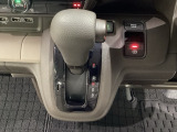 CVT車のセレクトレバーです。低速から高速まで、変速ショックのないスムーズな走りと、エンジン効率のよい領域を維持して燃費にも貢献します。サイドブレーキはスイッチ操作の電子制御パーキングブレーキです。