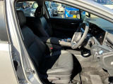 ゆったりと座れる運転席周りです。体にフィットするので、腰や背中が疲れにくく、ロングドライブや高速走行も快適!