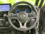 手元に複数のスイッチを備え、運転姿勢を大きく変えずに各種機能を扱えます。メーターや前方へ視線を向けたまま操作しやすく、日々の運転をサポートします。