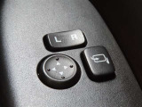 日本の駐車場は幅が広くないところが多くて、乗り降りが大変だったりしますよね。電動ミラーがあれば、室内でミラーをたためるので、駐車するときも便利ですね。