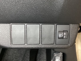 ハンドルの右側にはヘットライトリベライザーがついています。ヘッドライトリベライザーは道路状況や積荷の加重に応じてライトの高さを調節できます。