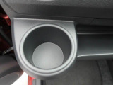カップホルダーは運転席や助手席からちょうど手の届く位置です!!