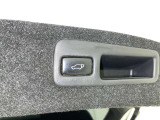 後ろが狭くてもサッと積める。途中で止められる安心のバックドア。後ろの駐車スペースが狭い時に重宝しますよ♪