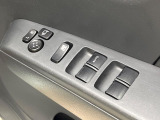 【電動格納ミラー】サイドミラーは電動格納式となっており、狭い駐車場でもキズがつくリスクを抑えられます。