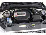 出力300PSを発揮する2.0L TFSI直噴ターボエンジンを搭載。quattroとの組み合わせで一線を画すパフォーマンスを発揮します